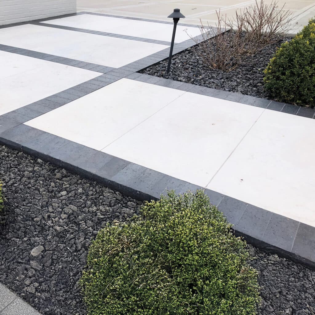 Paver combo of Valders and Manganese Ironspot pavers